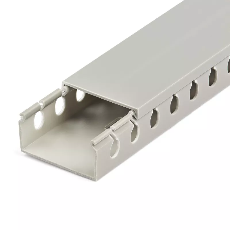 StarTech.com Open Slot kabelių valdymo kanalas su dangteliu, 2 col.(50mm) P x 1 col.(25mm) A – 6,5 pėd.(2m) ilgio – 1/4 col.(8mm) plyšiai, PVC tinklo kabelių slėptuvas/sieninis laidų lovelis, talpina iki 25 kabelių, UL sąraše