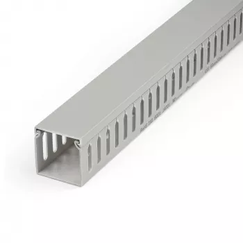 StarTech.com atvirų angų kabelių trasos kanalas su dangteliu, 2 col.(50 mm) P x 2 col.(50 mm) A – 6,5 pėd.(2 m) ilgio – 1/4 col.(8 mm) angos, PVC tinklo kabelių slėptuvas/sieninis laidų lovelis, iki 80 kabelių, UL sąrašuose