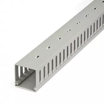 StarTech.com atvirų angų kabelių trasos kanalas su dangteliu, 2 col.(50 mm) P x 2 col.(50 mm) A – 6,5 pėd.(2 m) ilgio – 1/4 col.(8 mm) angos, PVC tinklo kabelių slėptuvas/sieninis laidų lovelis, iki 80 kabelių, UL sąrašuose