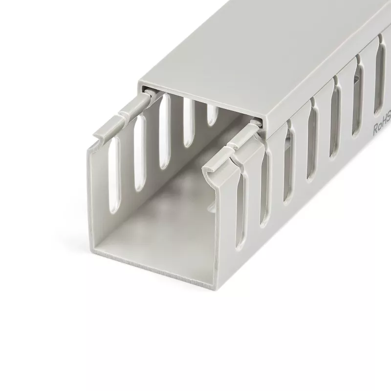 StarTech.com atvirų angų kabelių trasos kanalas su dangteliu, 2 col.(50 mm) P x 2 col.(50 mm) A – 6,5 pėd.(2 m) ilgio – 1/4 col.(8 mm) angos, PVC tinklo kabelių slėptuvas/sieninis laidų lovelis, iki 80 kabelių, UL sąrašuose