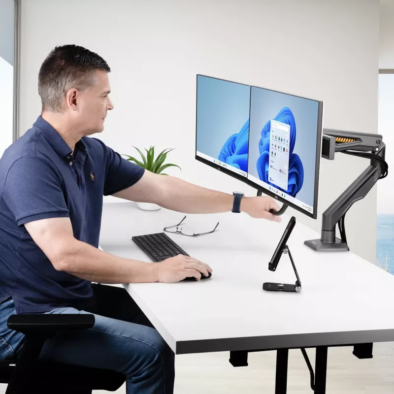StarTech.com stalinis dvigubas monitoriaus laikiklis su skersiniu, iki 27 colių ekranams, VESA 75x75/100x100, maks. 15 kg, C formos spaustuvas, visiškai lankstus, mechaninė spyruoklė, TAA