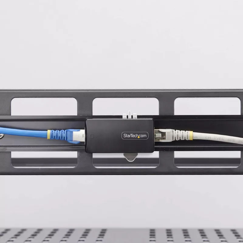 StarTech.com 1 prievado gigabitinio tinklo izoliatorius, kompaktiškas linijinis RJ45 eterneto mova su 4 kV galvanine izoliacija, IP40, montuojamas ant DIN bėgelio, atitinka TAA