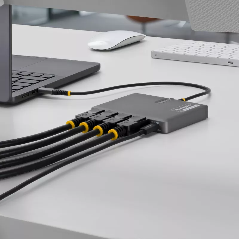 “StarTech.com” USB-C į keturis monitorius darbo stoties adapteris, 4K 60Hz DisplayPort, 140W maitinimo pralaidumas nešiojamam kompiuteriui įkrauti, USB prievadas belaidei klaviatūrai / pelei, TAA