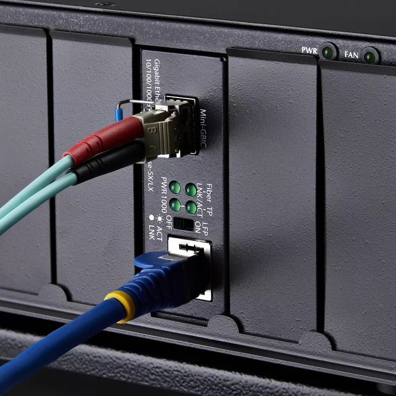 StarTech.com Gigabit Ethernet vario-į-šviesolaidį keitiklis, SM LC, 40 km, 10/100/1000 Mbps, RJ45 į LC, pilnai metalinis, 9K Jumbo kadrai, TAA atitinkantis