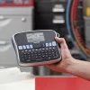 DYMO LabelManager stalinis etikečių spausdintuvas | 360D įkraunamas rankinis etikečių spausdintuvasPaprasta naudotiVienu prisilietimu valdomi išmanieji klavišaiQWERTY klaviatūraDidelis ekranas | Namų ir biuro organizavimui