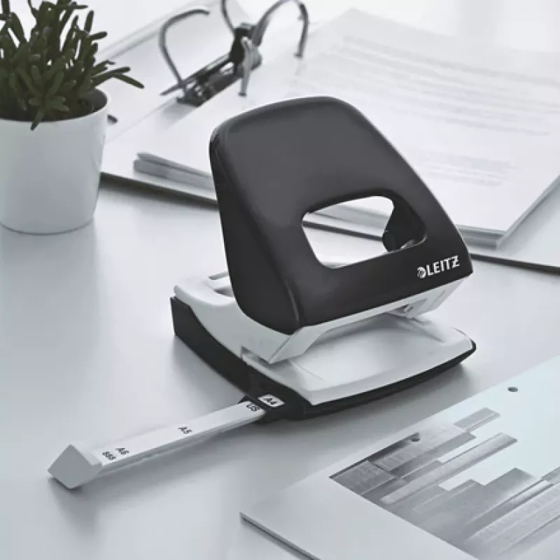Leitz skylamušis WOW 5008 metalinis 2 skylėms / 30 lapų, 30 lapų, Juoda, Balta, Metalas, 8 cm, 5,5 mm, A4, A5, A6, Folio, US-Quart, 8 x 8 x 8 cm