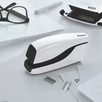 Leitz NeXXt segiklis su baterija WOW 5566, 10 lapų, priekinis įdėjimas, 1 cm, plastikinis, baltas, baterija