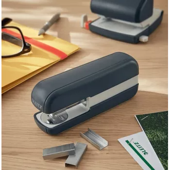 Leitz Cosy segtuvas 30 lapų, 30 lapų, juoda, standartinis sulenkimo būdas, 24/6, metalas, plastikas, 80 g/m²