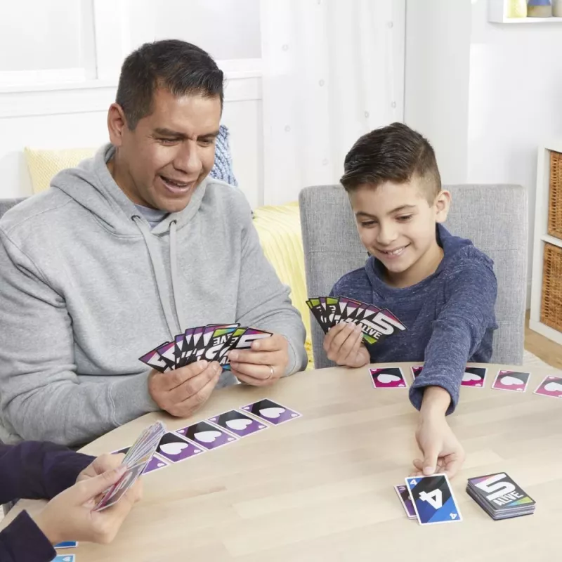 Hasbro Gaming F4205 5 Alive kortų žaidimas, kolekcionuojamas