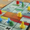 Monopoly Knockout šeimos vakarėlių žaidimas, greitai žaidžiami stalo žaidimai, amžius 8+, 2–8 žaidėjai, 20 min.