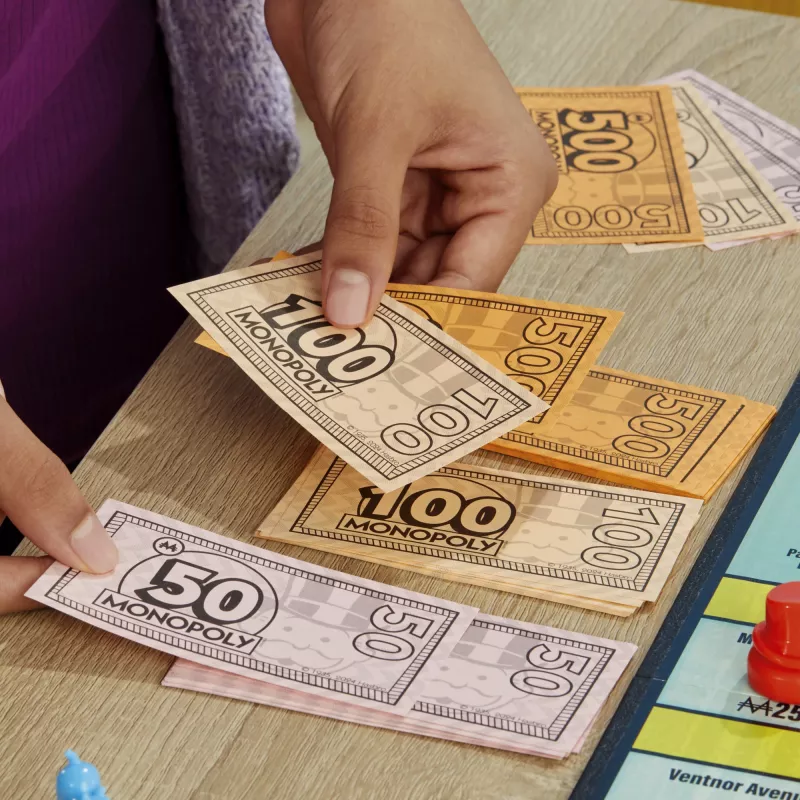 Monopoly Knockout šeimos vakarėlių žaidimas, greitai žaidžiami stalo žaidimai, amžius 8+, 2–8 žaidėjai, 20 min.