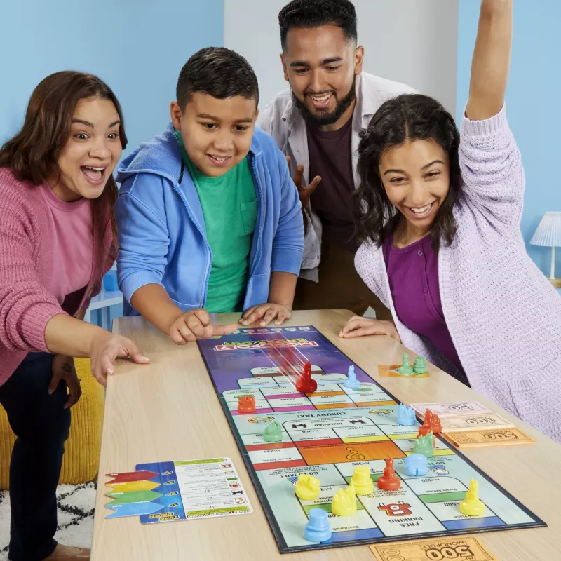 Monopoly Knockout šeimos vakarėlių žaidimas, greitai žaidžiami stalo žaidimai, amžius 8+, 2–8 žaidėjai, 20 min.