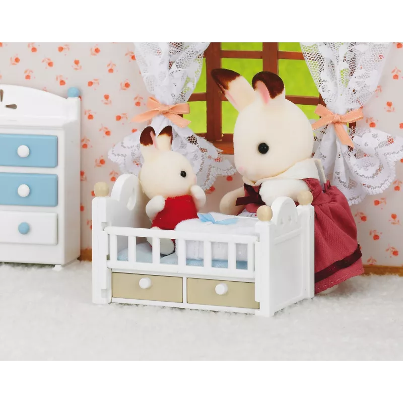 Sylvanian Families Šokoladinio triušio kūdikio rinkinys (kūdikio lovelė), 3 m., įvairiaspalvis, polistirenas, plastikas
