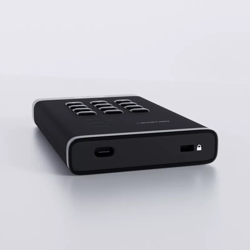 iStorage diskAshur³ 4 TB juoda | Saugus nešiojamasis kietasis diskas | FIPS 140-3 3 lygio reikalavimus atitinkantis | Common Criteria EAL 5+ | Apsaugotas PIN kodu | AES-XTS 256 bitų aparatinė šifravimo sistema | GDPR, TAA atitinkantis | Atsparus dulkėms/vandeniui |