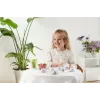 Rožinis porceliano arbatėlės rinkinys – žaidimų rinkinys su vienaragiu ir princese.<br><br>Porceliano arbatos servizas su princese Lillie ir jos drauge vienarage Ellie. Arbatėlės rengimas visada yra smagus vaikams ir žaismingoms sieloms. Smagu pakviesti šeimą, draugus, lėles ir meškiukus į susitikimą.<br><br>Dėžutėje yra: 1 arbatinukas su dangteliu, cukrinė, pieninė, 4 puodeliai su lėkštutėmis…