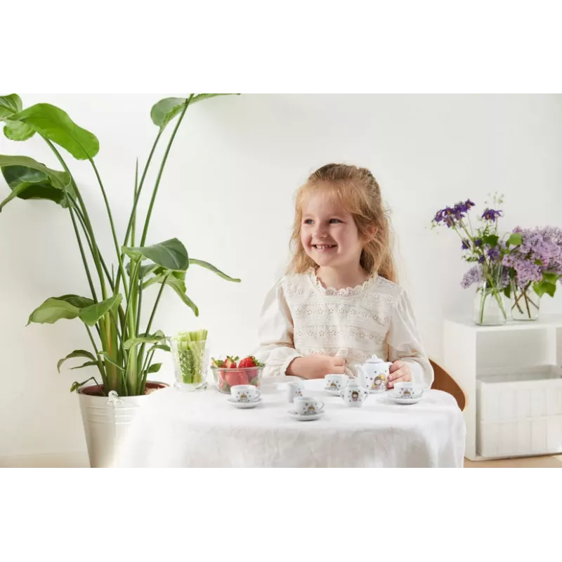 Rožinis porceliano arbatėlės rinkinys – žaidimų rinkinys su vienaragiu ir princese.<br><br>Porceliano arbatos servizas su princese Lillie ir jos drauge vienarage Ellie. Arbatėlės rengimas visada yra smagus vaikams ir žaismingoms sieloms. Smagu pakviesti šeimą, draugus, lėles ir meškiukus į susitikimą.<br><br>Dėžutėje yra: 1 arbatinukas su dangteliu, cukrinė, pieninė, 4 puodeliai su lėkštutėmis…