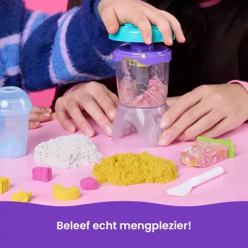 Kinetic Sand, Smoothie Mixer žaidimų rinkinys, Velykų krepšelio priedai, apima 14 oz formuojamo žaidimo smėlio, įrankiai ir ledinuko formelė, žaidimo maisto žaislas