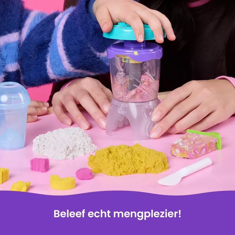 Kinetic Sand, Smoothie Mixer žaidimų rinkinys, Velykų krepšelio priedai, apima 14 oz formuojamo žaidimo smėlio, įrankiai ir ledinuko formelė, žaidimo maisto žaislas