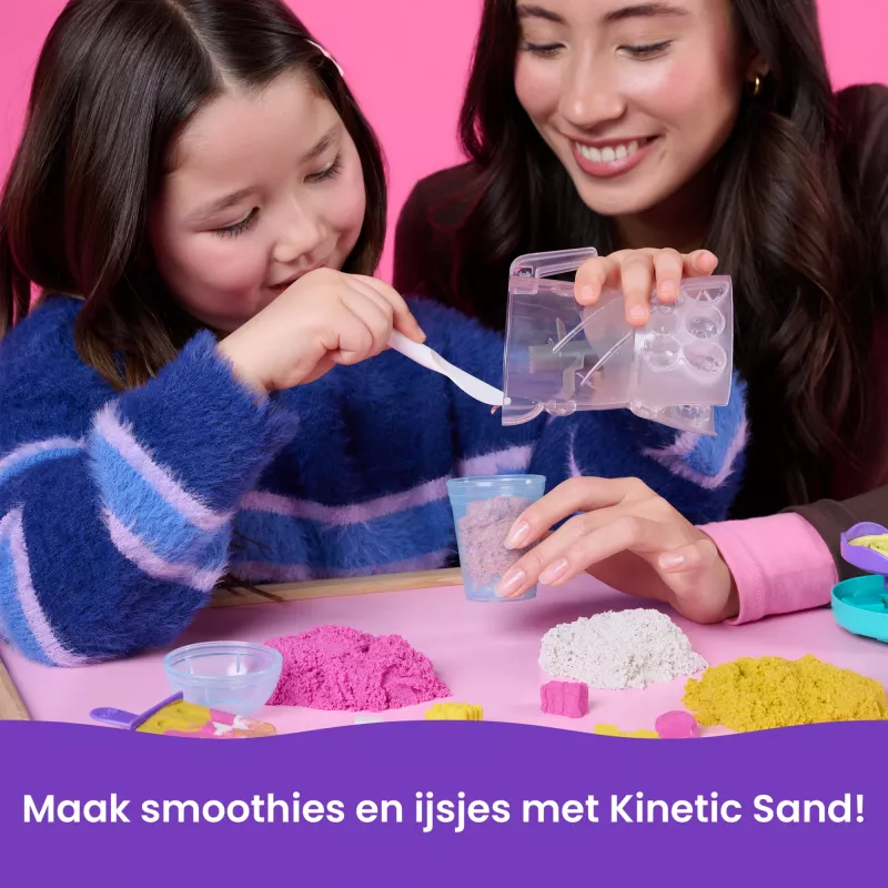 Kinetic Sand, Smoothie Mixer žaidimų rinkinys, Velykų krepšelio priedai, apima 14 oz formuojamo žaidimo smėlio, įrankiai ir ledinuko formelė, žaidimo maisto žaislas