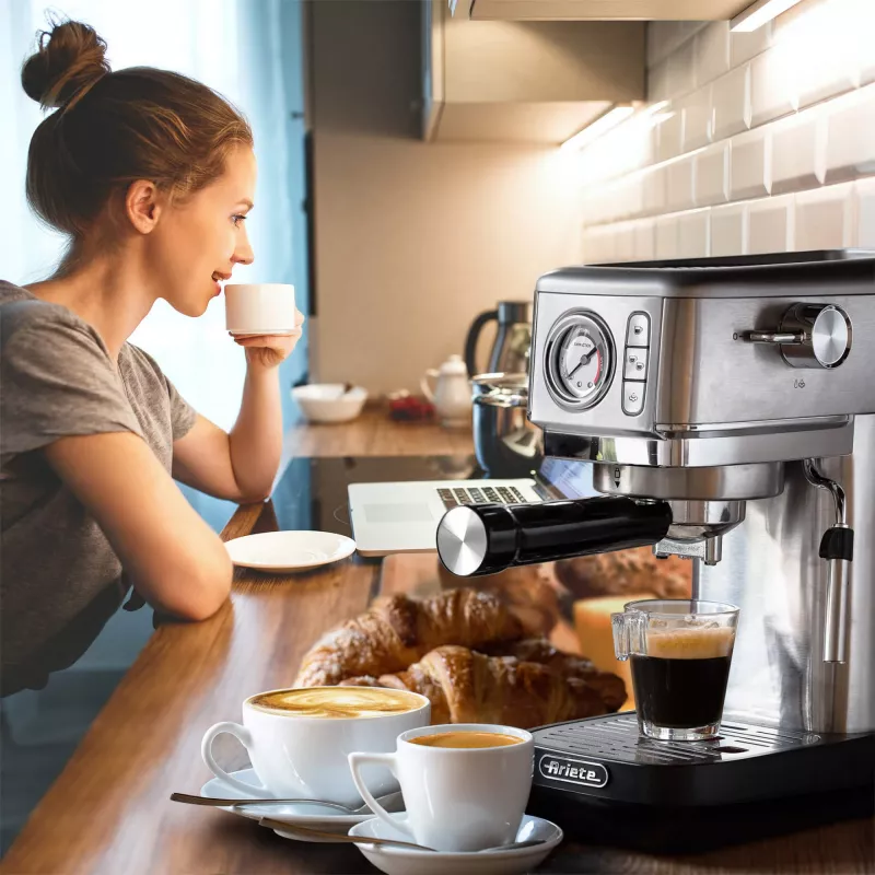 Ariete 1381 kavos virimo aparatas su slėgio matuokliu, suderinamas su malta kava ir ESE kapsulėmis, 1300 W, 1,1 l talpa, 15 barų slėgis, ½ puodelio filtras, Cappuccino įrenginys, sidabrinis