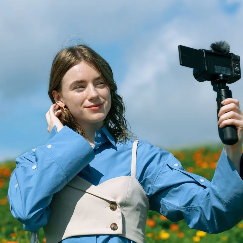Kompaktiškas fotoaparatas Canon PowerShot V1 Premium Vlogger Kit – 22,3 MP, 1/4 colio CMOS, 4K UHD, 3,1x optinis priartinimas, 3 colių jutiklinis ekranas, juodas