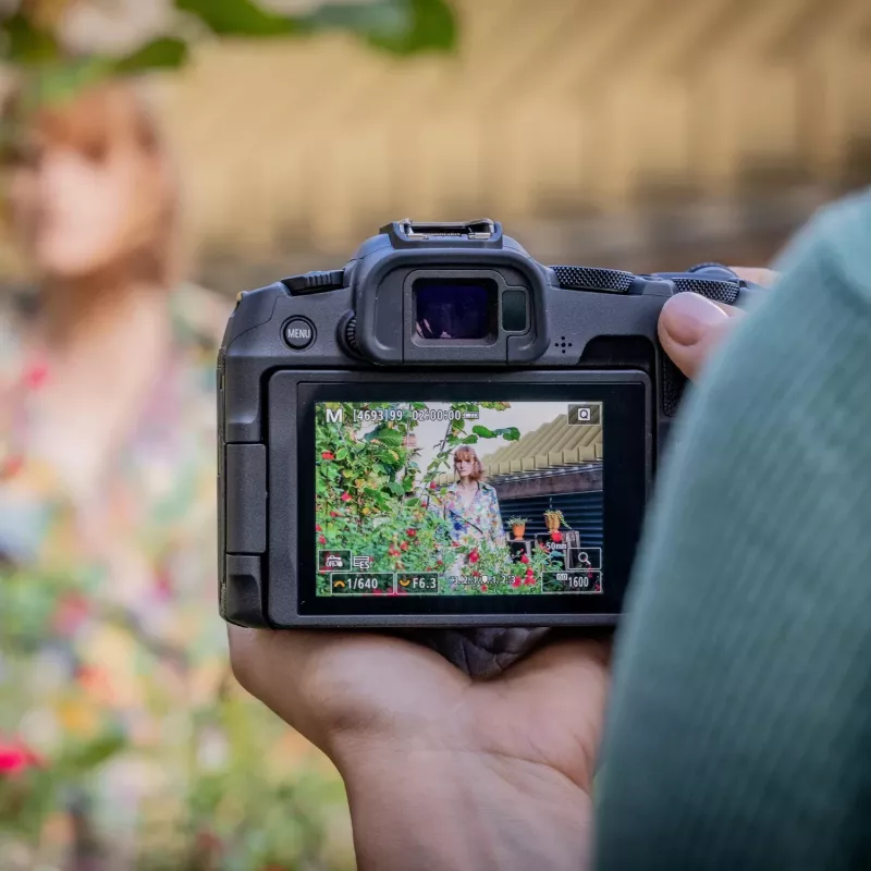 Canon EOS R8 + RF 24-105mm F4-7.1 IS STM MILC 24,2 MP CMOS 6000 x 4000 pikselių juoda