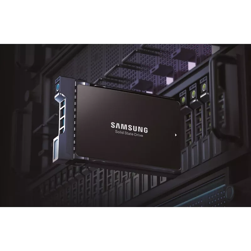 2,5 colio PCIe 3.0 NVMe SSD Samsung MZ-QLB7T6B0 7,68 TB — Skaitymas 3000 MB/s, Rašymas 2200 MB/s