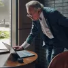 HP Poly Voyager Free 60+ UC Carbon Juoda ausinukai +BT700 USB-C adapteris +jutiklinio ekrano įkrovimo dėklas