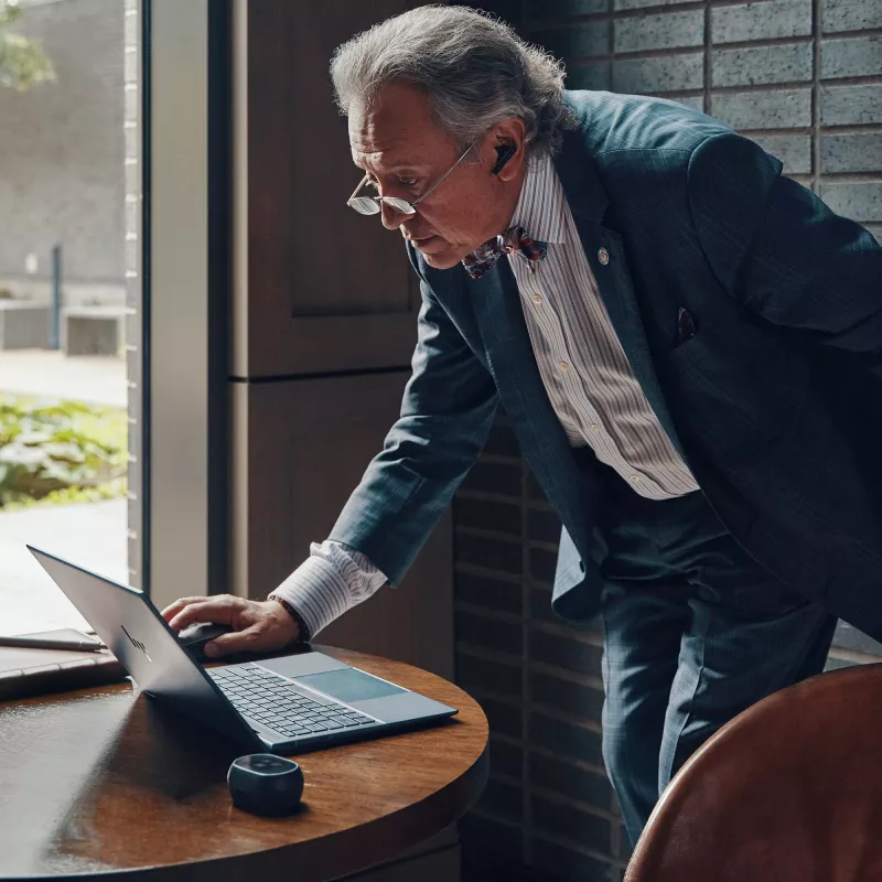 HP Poly Voyager Free 60+ UC Carbon Juoda ausinukai +BT700 USB-C adapteris +jutiklinio ekrano įkrovimo dėklas