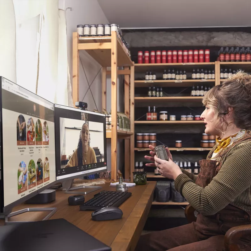 HP Poly Voyager Free 60+ UC Carbon Juoda ausinukai +BT700 USB-C adapteris +jutiklinio ekrano įkrovimo dėklas