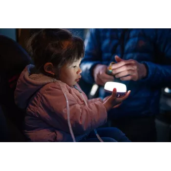 Baterijomis maitinamas stovyklavimo žibintas Ledlenser Kidcamp6 — LED RGB, 60 lm, AAA, ABS korpusas, 95 g
