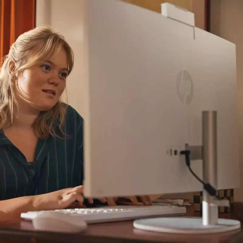 „Viskas viename“ kompiuteris HP 27-cr0232nw — AMD Ryzen 5 7520U, 16 GB RAM, 512 GB SSD, 27 colių FHD, „Windows 11 Home“, „Wi‑Fi 6“ (balta)