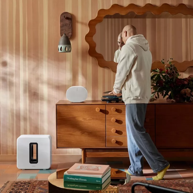 Aktyvus žemų dažnių garsiakalbis Sonos Sub 4 — D klasės stiprintuvas, kintamoji srovė 110–240 V, 40,2×15,8×38,9 cm, juoda arba balta