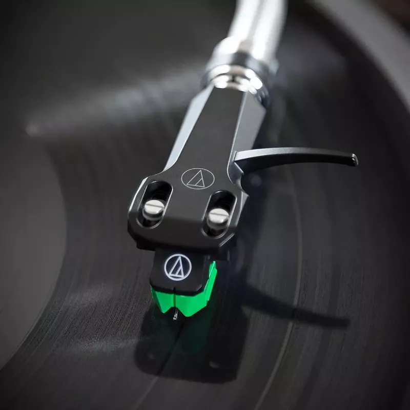Audio-Technica AT-VM95E/H fono šovinys su iš anksto sumontuota AT-HS6BK galvute (juoda/žalia)
