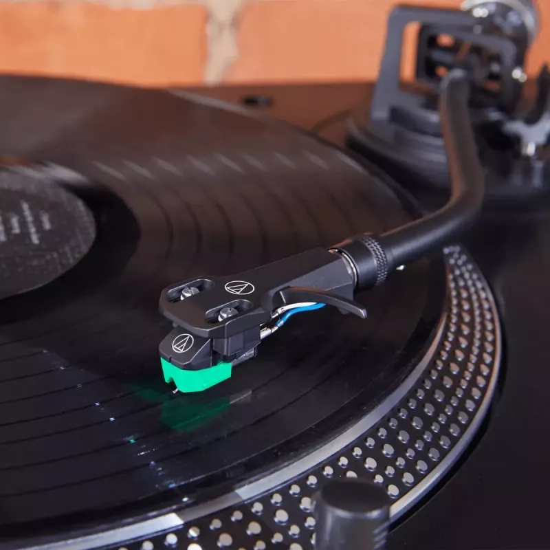 Audio-Technica AT-VM95E/H fono šovinys su iš anksto sumontuota AT-HS6BK galvute (juoda/žalia)