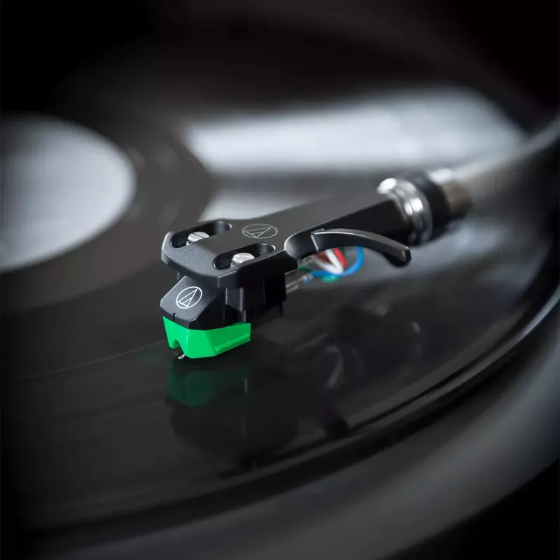 Audio-Technica AT-VM95E/H fono šovinys su iš anksto sumontuota AT-HS6BK galvute (juoda/žalia)