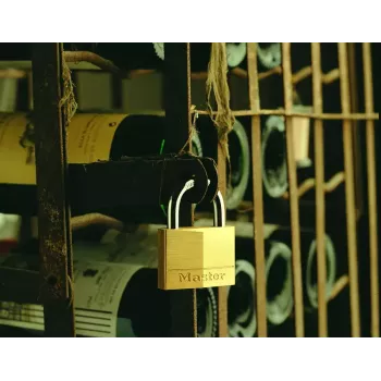Pakabinama spyna MASTER LOCK 40 mm, tvirtas žalvarinis korpusas, raktinė, su skirtingais raktais