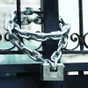 Pakabinama spyna MASTER LOCK 680EURD 80 mm grūdinto plieno uždengta apkaba