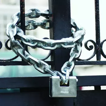 Pakabinama spyna MASTER LOCK 680EURD 80 mm grūdinto plieno uždengta apkaba