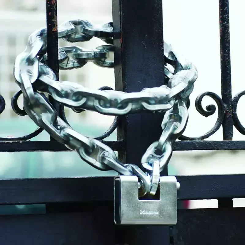 Pakabinama spyna MASTER LOCK 680EURD 80 mm grūdinto plieno uždengta apkaba