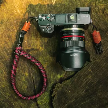 Kameros dirželis MOBOTIX C-Rope Claw — nailoninis raudonas, maks. ilgis 30 cm, gylis 430 mm