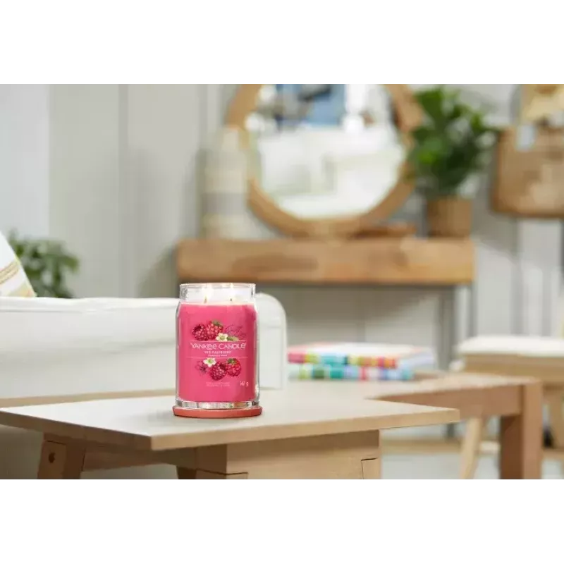 Vaškinė žvakė Yankee Candle Cylinder Raspberry Crimson — Aukštis 157 mm, Skersmuo 93 mm, Svoris 567 g, 1 vnt.
