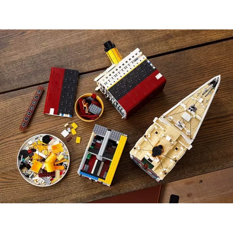 LEGO rinkinys ICONS 10294 Titanic modelio kopija — 9 090 detalių, 18+