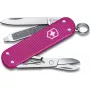Kišeninis peilis Victorinox Classic SD Alox Flamino Party raudonas — kompaktiškas daugiafunkcis įrankis su ašmenimis, žirklutėmis, nagų dilde, atsuktuvu, raktų žiedu