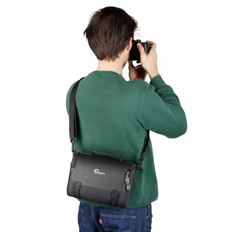 Nešiojimo krepšys Lowepro Adventura SH 140 III juodas, Nešiojimo per petį diržas