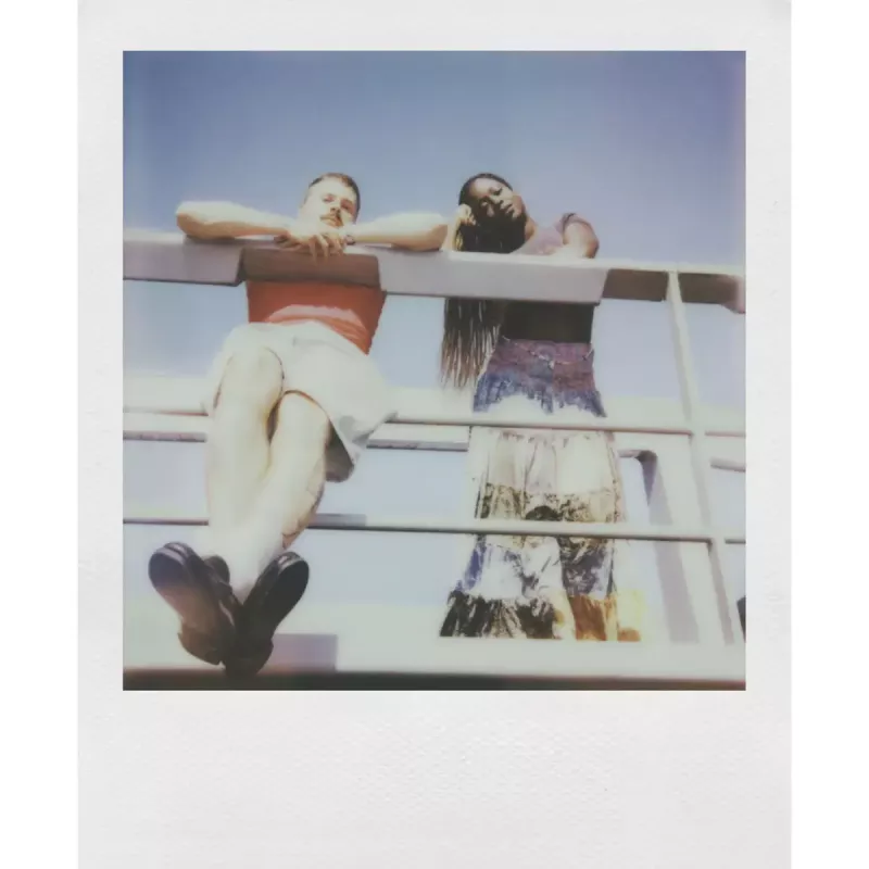 Momentinė kamera POLAROID Now Gen 3 Geltona — modelis 9158, analoginė momentinės spaudos kamera, integruota blykstė