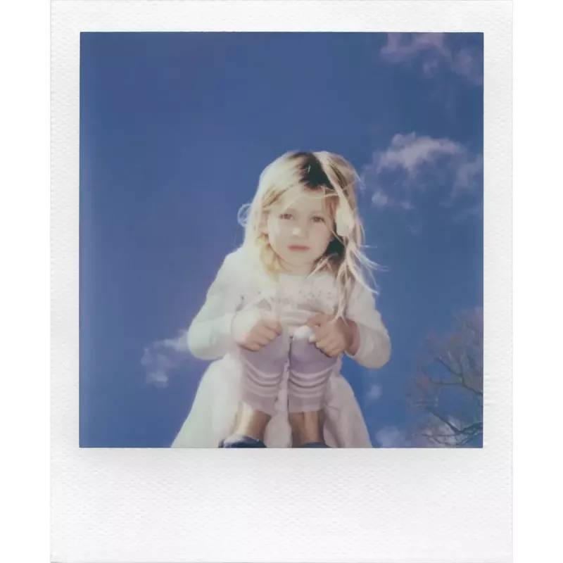 Momentinė kamera POLAROID Now Gen 3 Geltona — modelis 9158, analoginė momentinės spaudos kamera, integruota blykstė