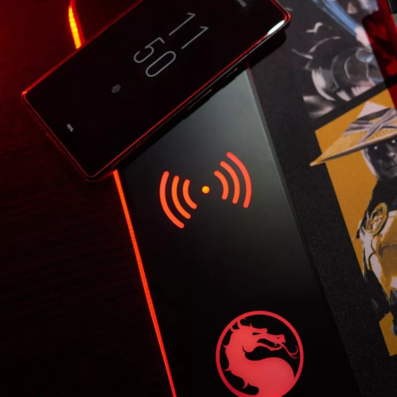 Numskull pelės kilimėlis Mortal Kombat + belaidis įkrovimas 30x80cm