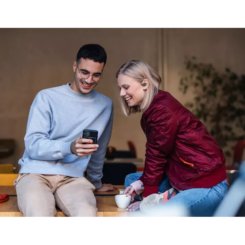 Cellularline Nebit – TWS vertėjas NEBIT TWS ausinės su realaus laiko vertimo funkcionalumu. Elegantiškos ir išmanios, sukurtos įveikti kalbų barjerus ir palaikyti momentinį bendravimą bei transkripciją.