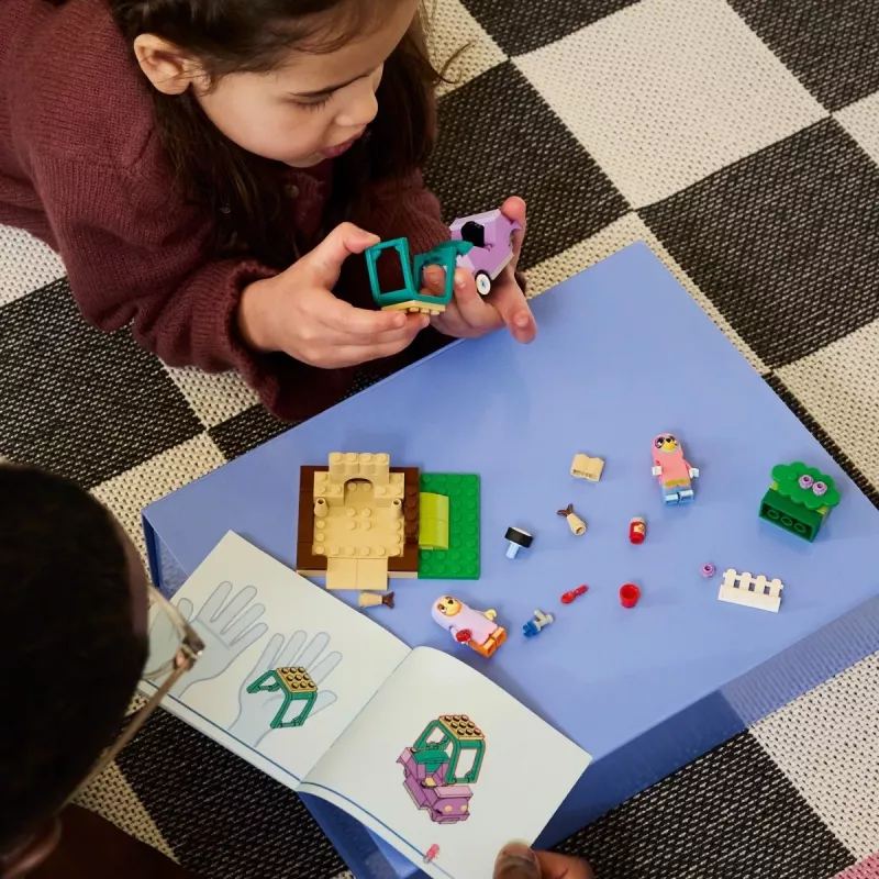 LEGO Bluey 11216 Močiutės su Bingo ir Bluey (80 d.)